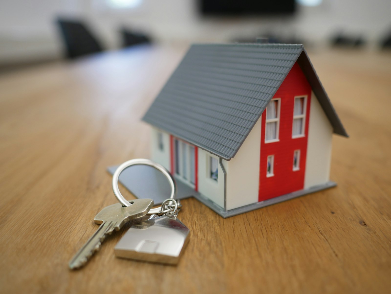 Fachada e ambiente corporativo de uma imobiliária
